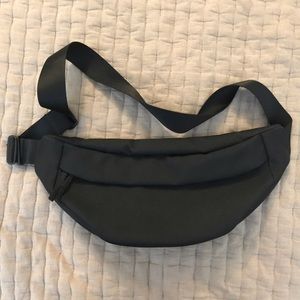 Everlane The Renew Transit Fanny Pack - Black